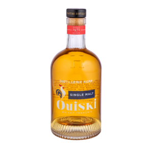 Bouteille de whisky Ouiski de la Distillerie HEPP, single malt whisky français couleur ambrée, étiquette au coq, collerette rouge Alsace