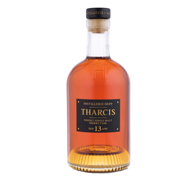 Bouteille de whisky Tharcis 13 ans Sherry Cask de la Distillerie HEPP, single malt alsacien couleur cuivrée, plaque noire à texte et rivets dorés, bouchon en liège