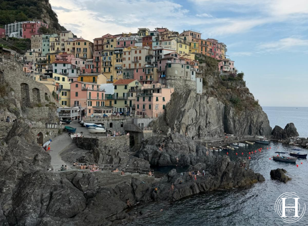 Village coloré de Manarola dans les Cinque Terre, escale de vacances de la Distillerie HEPP