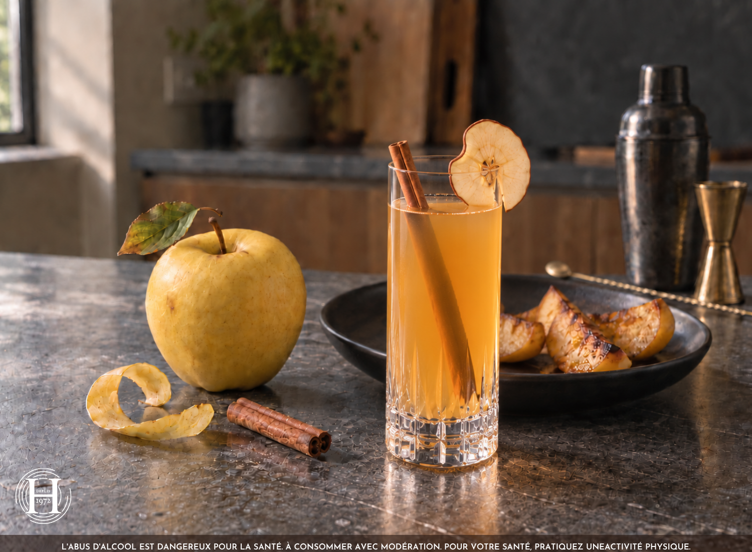 Cocktail pomme Golden Braise de Verger servi en verre haut, avec pomme Golden, pelures et quartiers rôtis